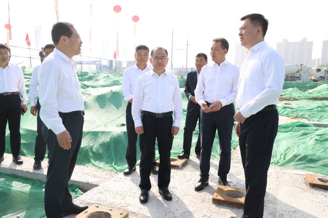 與會領導實地參觀(1).jpg